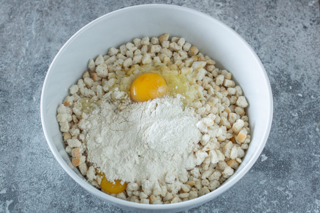 Semmelknödel machen | Einfaches Grundrezept - LieberBacken