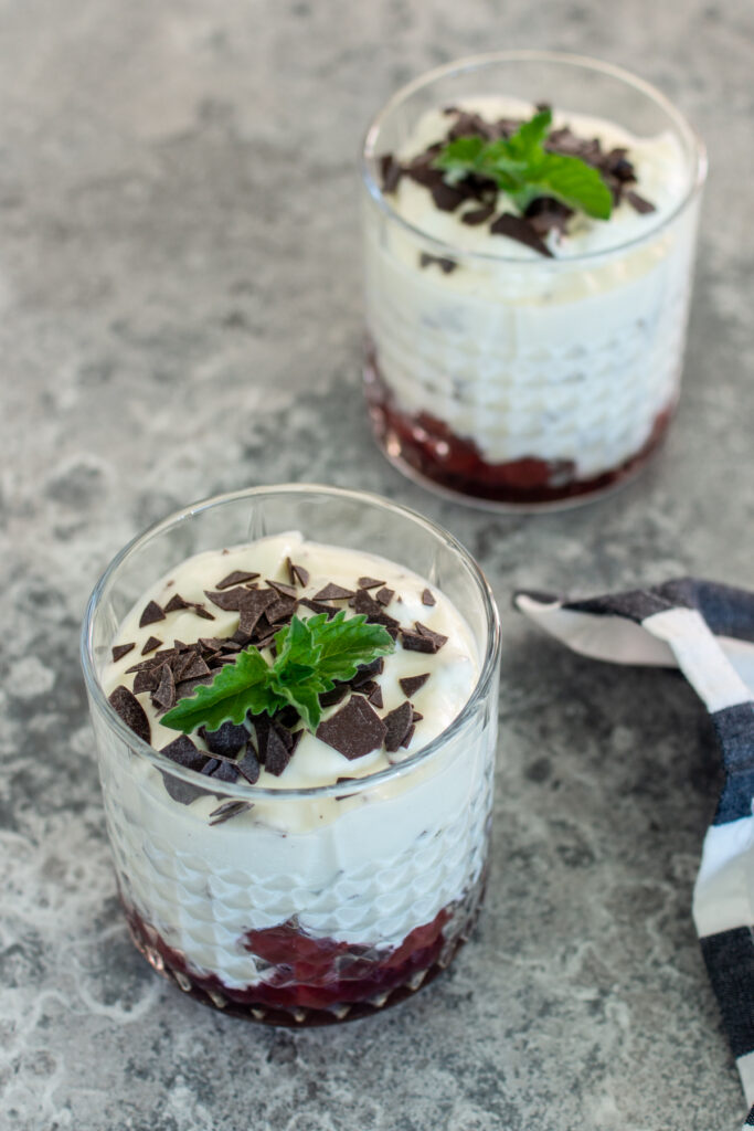 Stracciatella-Mousse mit Kirschen - LieberBacken Stracciatella-Mousse mit Kirschen - LieberBacken