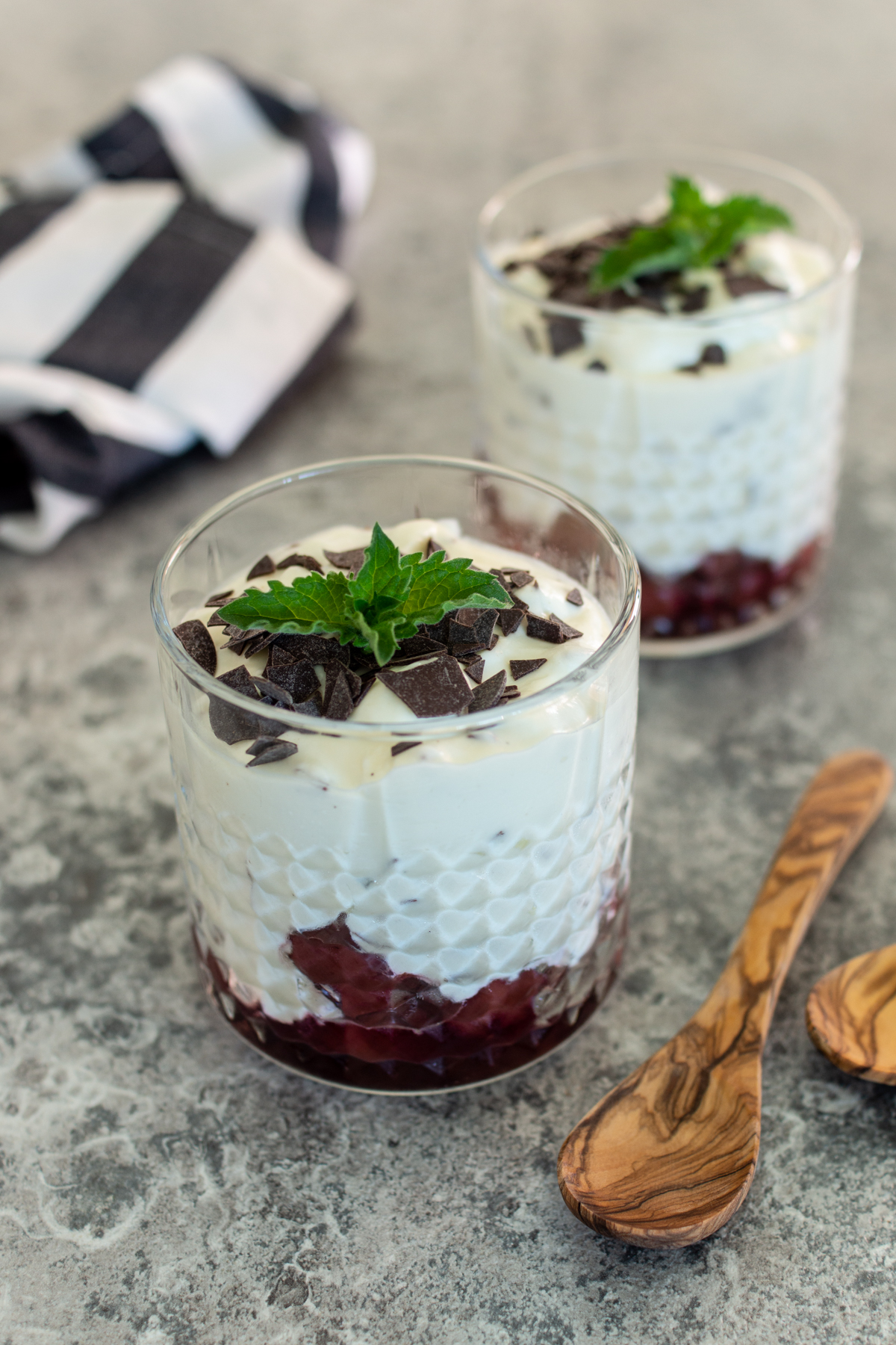 Mousse mit Schokoraspeln als Dessert im Glas