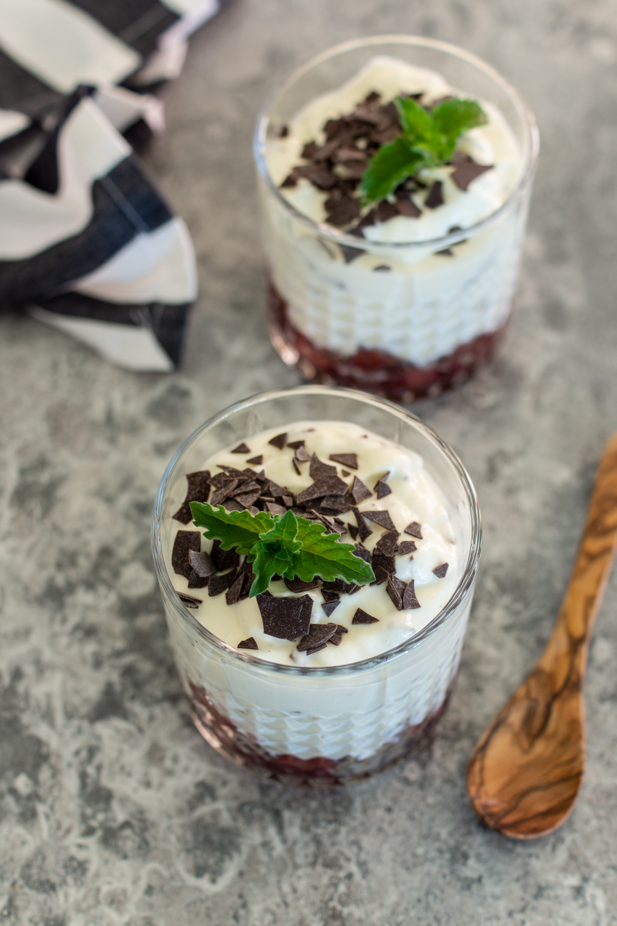 Dessert im Glas mit Kirschen und Schokoraspeln