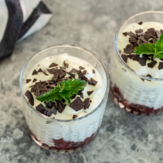 Stracciatella-Mousse mit Kirschen als Dessert im Glas