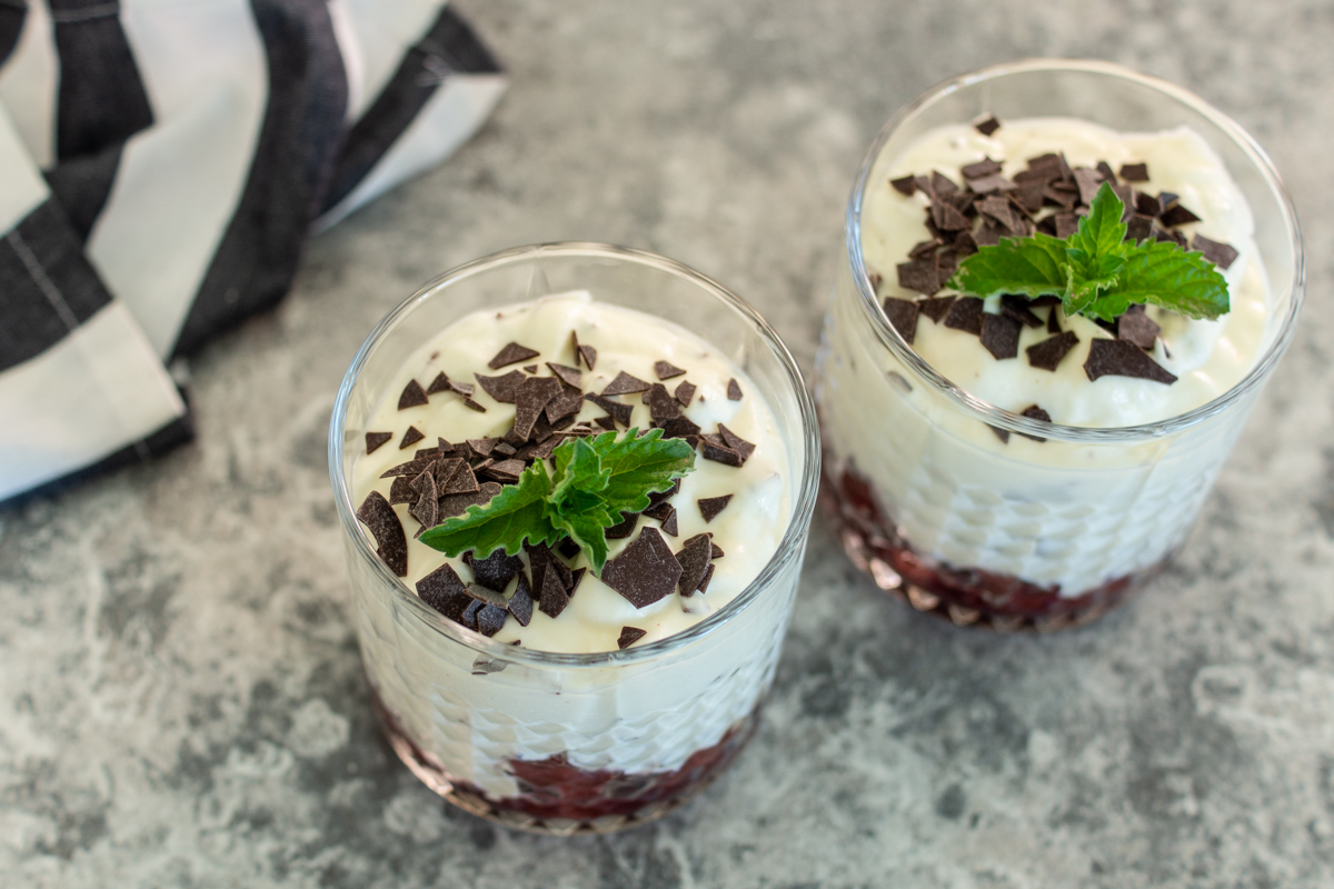 Stracciatella-Schichtdessert mit Kirschen als Dessert im Glas