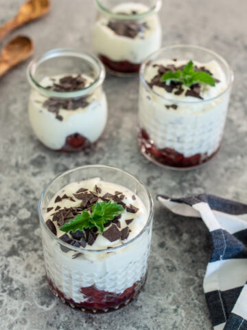 Stracciatella-Mousse zum Löffeln - einfaches Rezept