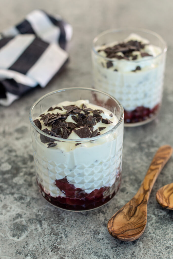 Stracciatella-Mousse mit Kirschen - LieberBacken Stracciatella-Mousse mit Kirschen - LieberBacken