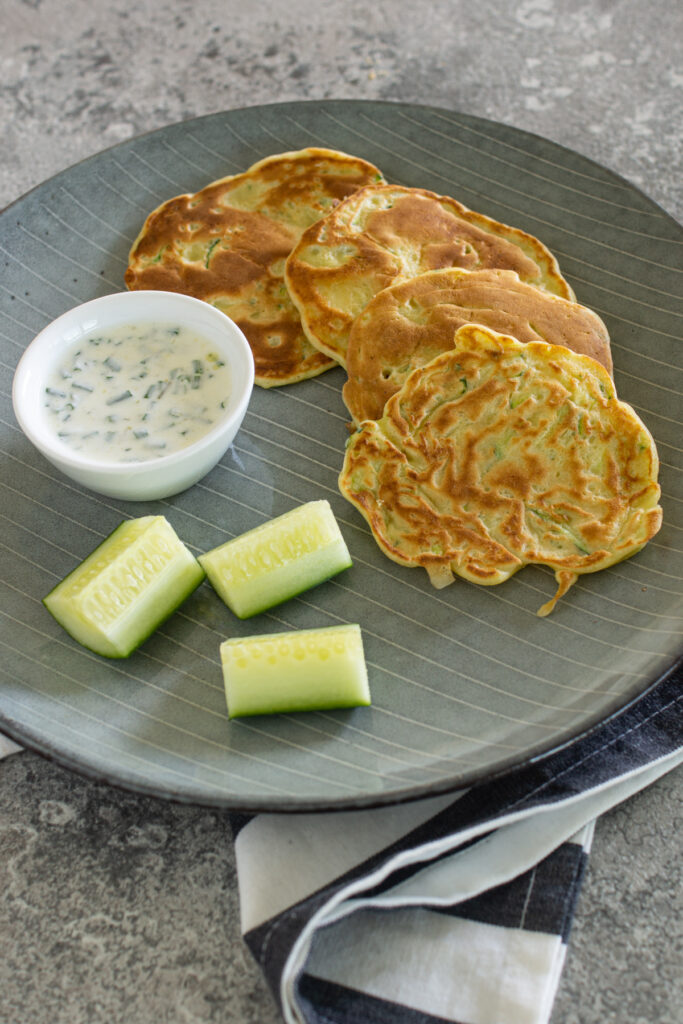 Zucchini-Blinis in zwei Rezeptvarianten