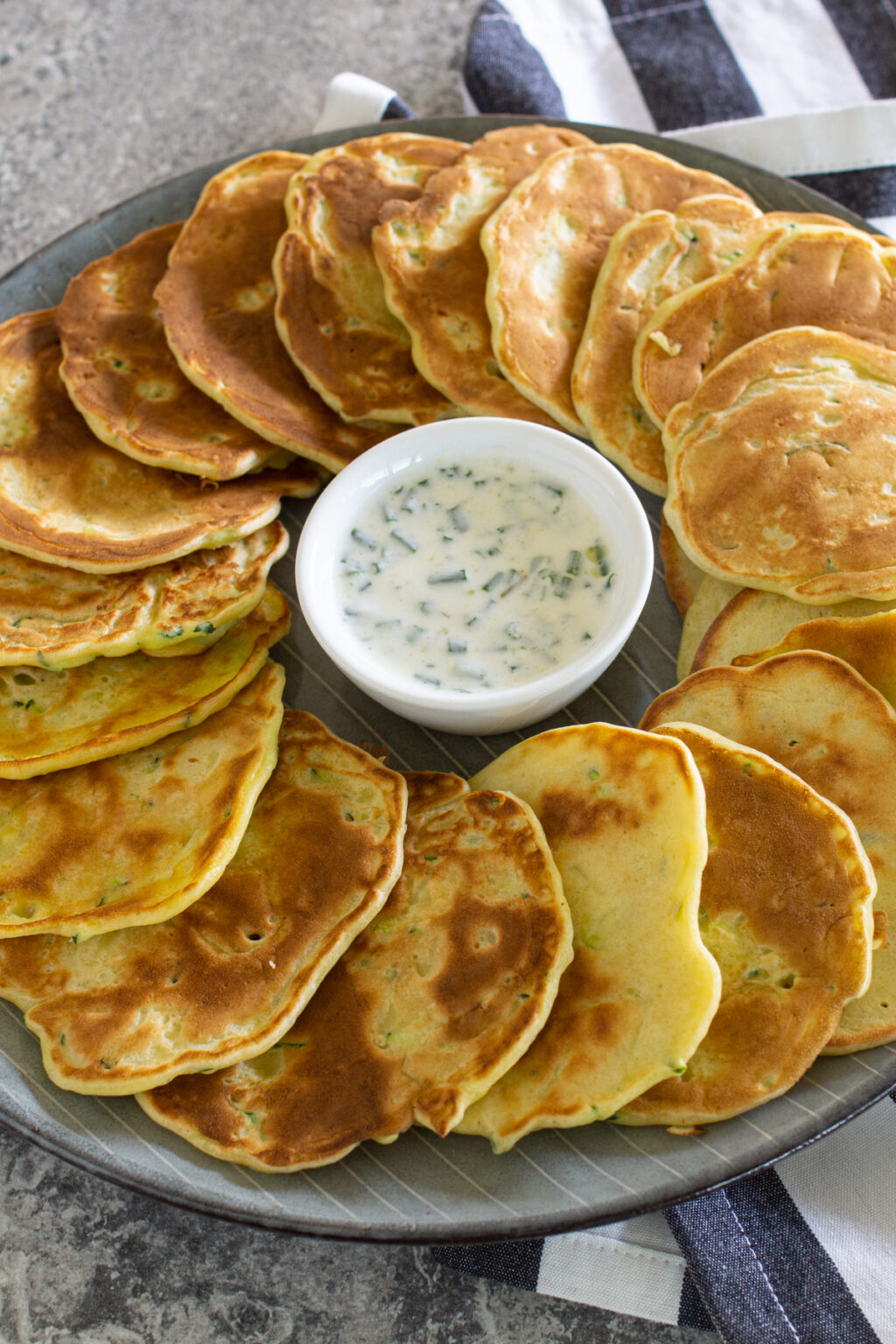Zucchini-Blinis mit Dip - LieberBacken