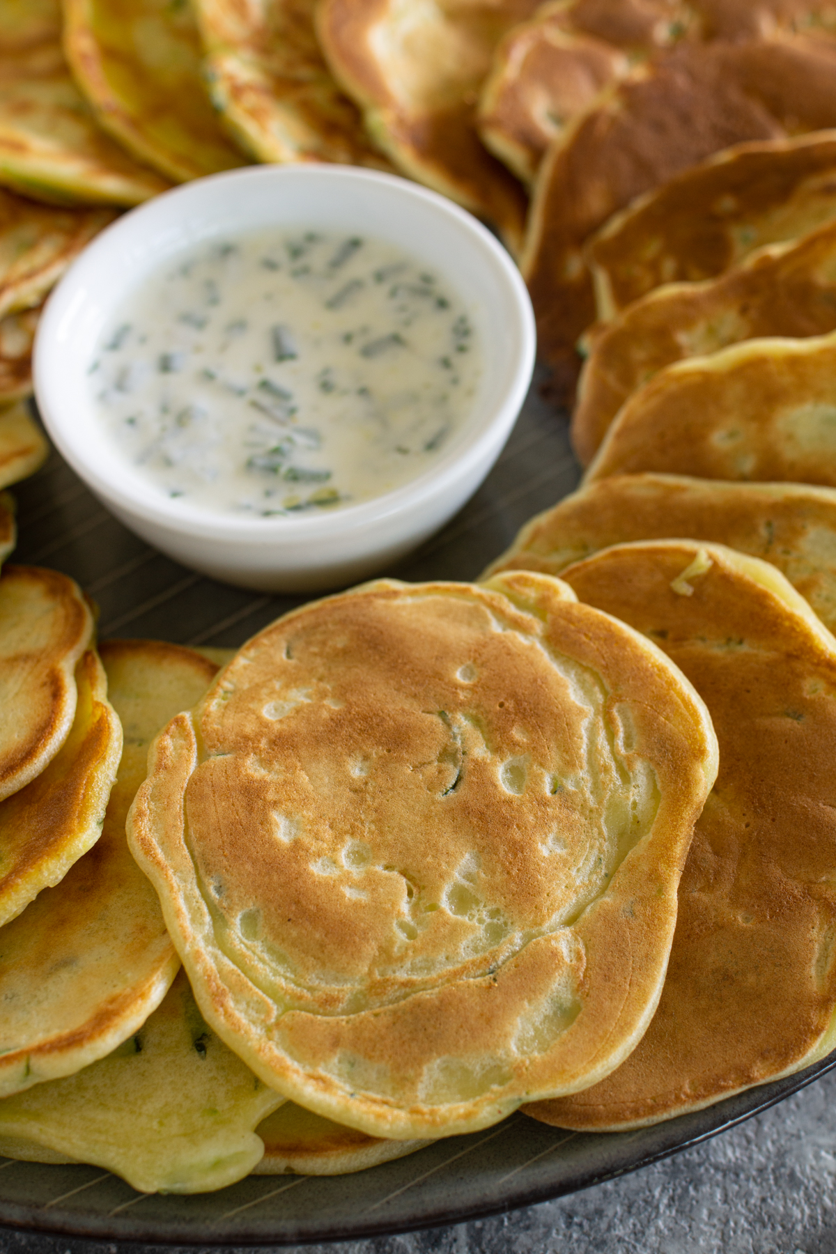 Herzhafte Zucchini-Blinis mit Dip