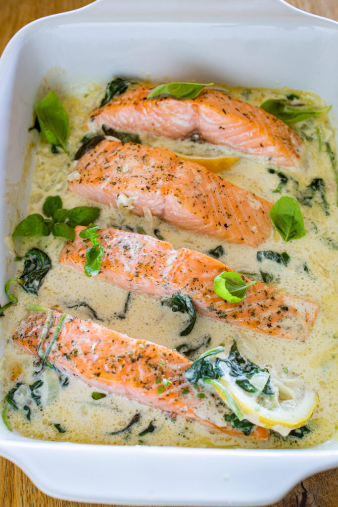 Lachs aus dem Ofen | Rezept mit cremigem Spinat