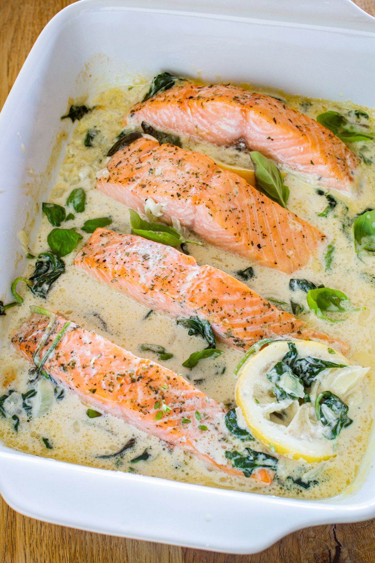 Lachs aus dem Ofen | Einfaches Rezept mit Blattspinat und Sahne