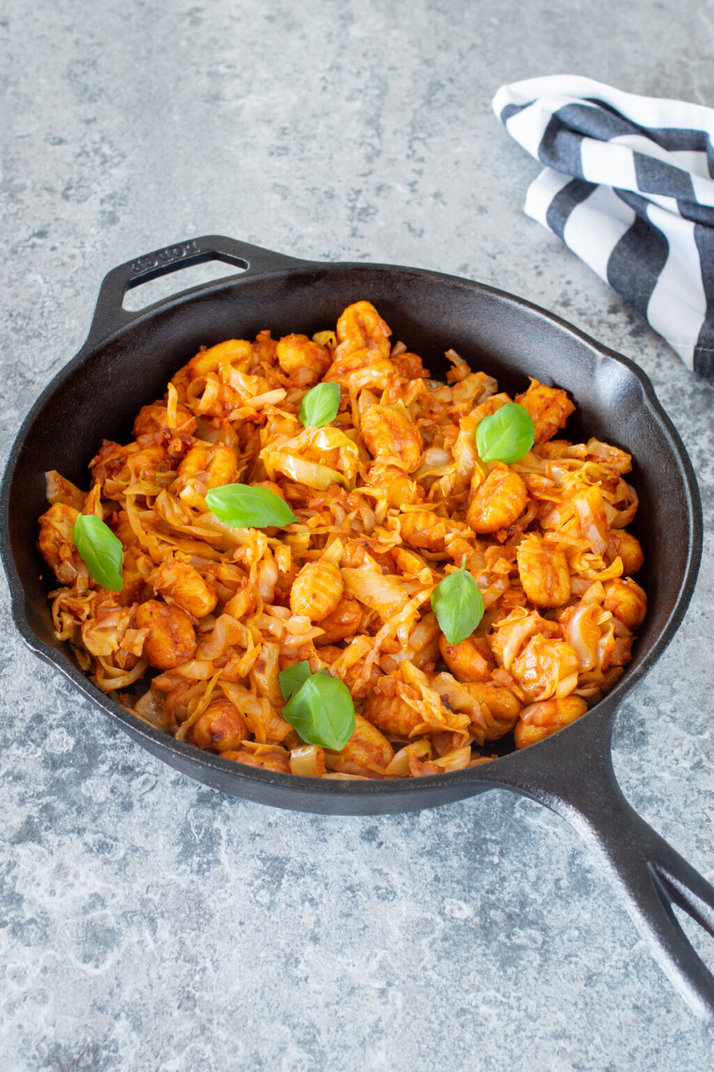 Gnocchi-Pfanne mit Kraut und Speck - LieberBacken