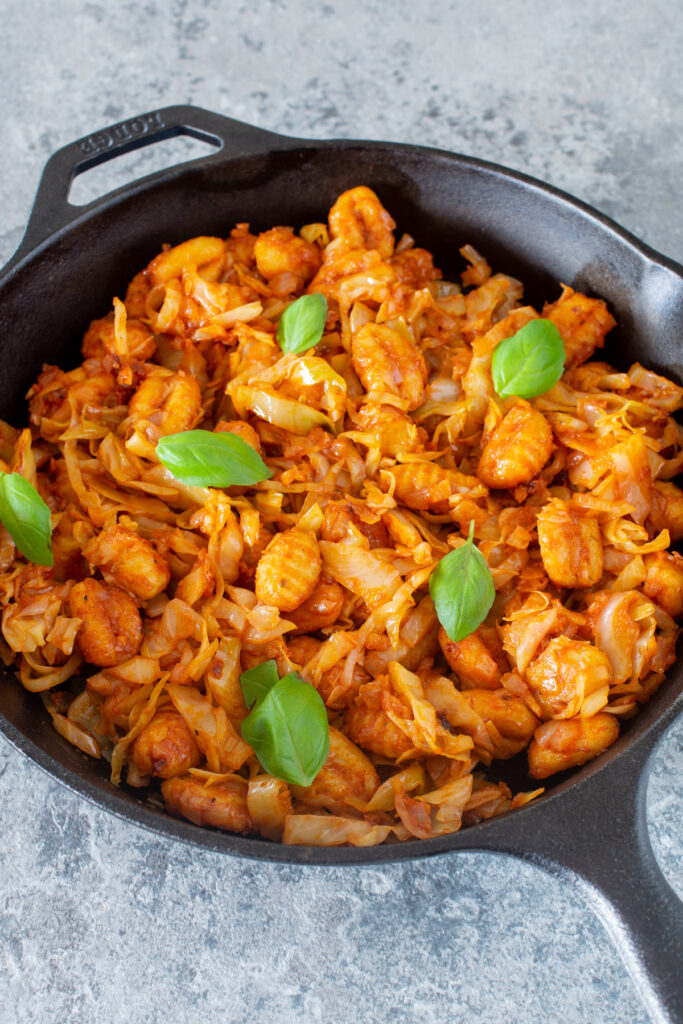 Gnocchi-Pfanne mit Kraut und Speck - LieberBacken