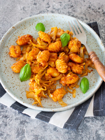 Gnocchi-Pfanne mit Sauerkraut und Speck