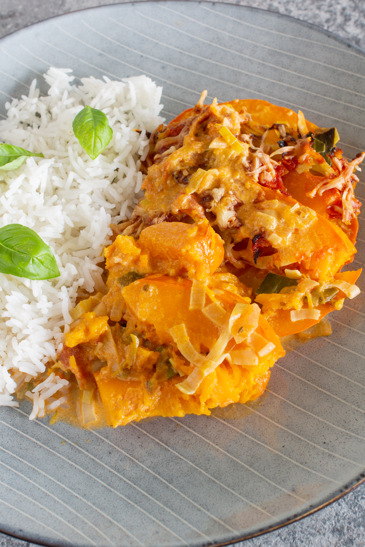 Vegetarisches Ofengericht mit Hokkaido-Kürbis und Lauch