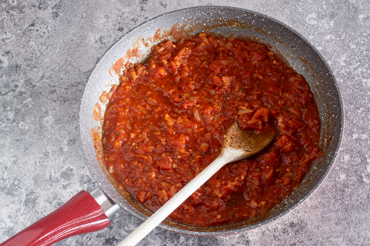 Einfache Tomatensauce für den Auflauf