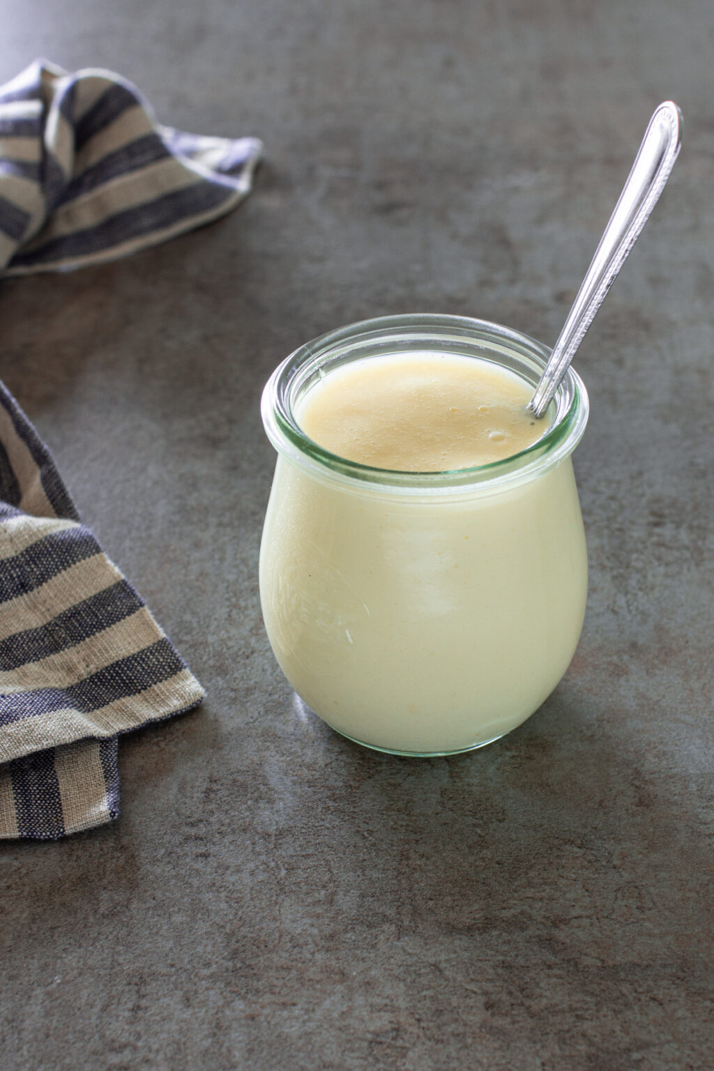 Schnelle Vanillesauce mit Puddingpulver machen - LieberBacken