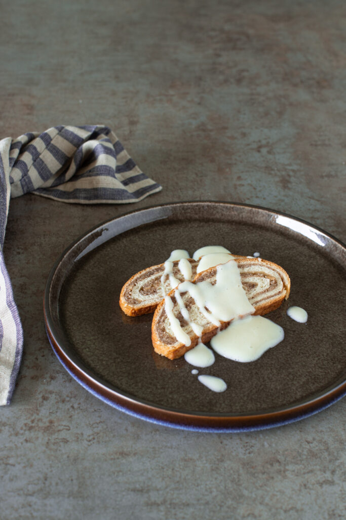 Schnelle Vanillesauce mit Puddingpulver machen - LieberBacken