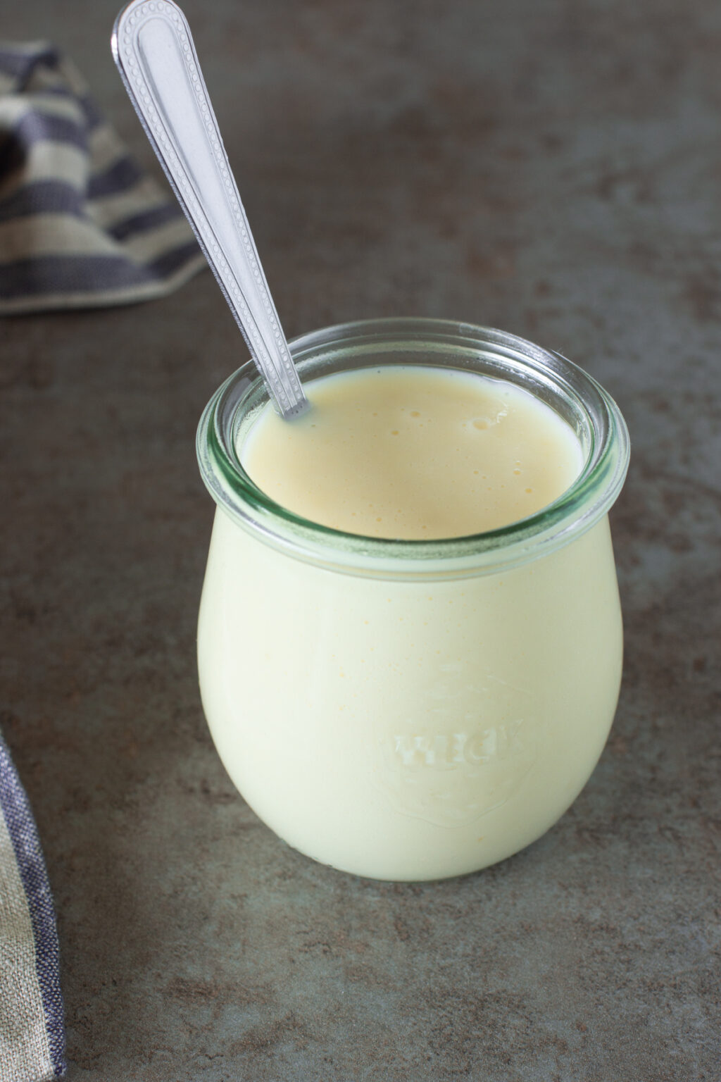 Schnelle Vanillesauce mit Puddingpulver machen - LieberBacken