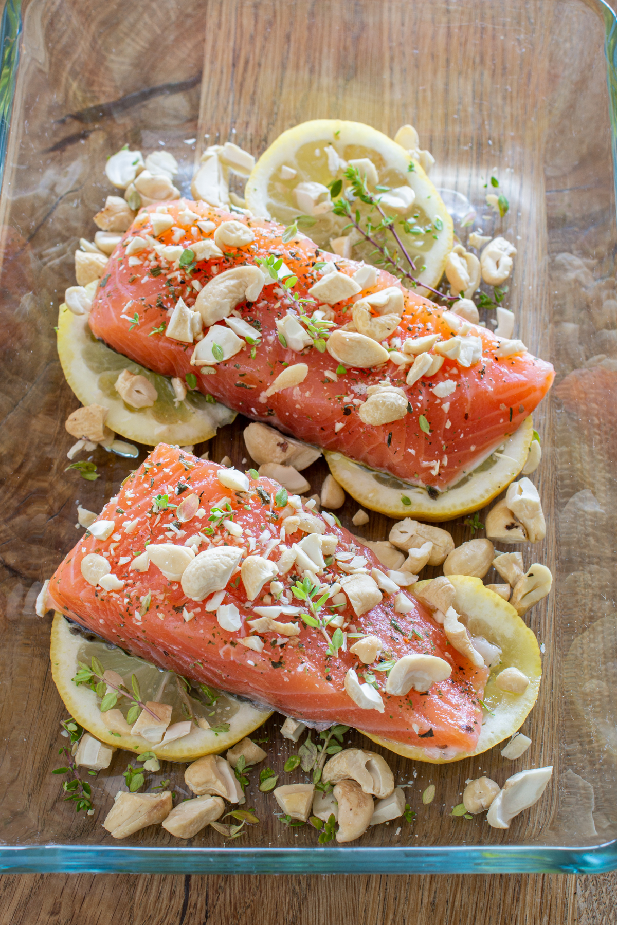 Lachs mit Cashews und Zitronen aus dem Ofen