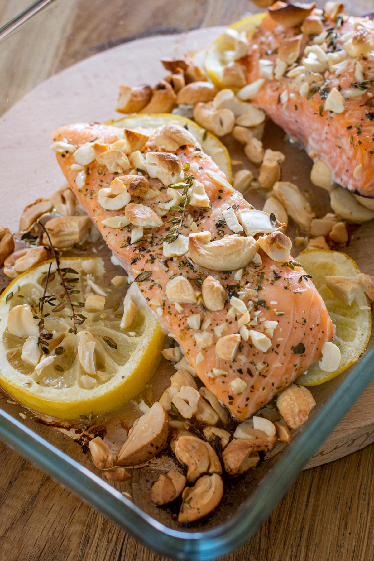 Lachsfilet mit Cashews aus dem Ofen