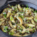 Herbstliche Pfanne mit Schupfnudeln, Lauch und Hackfleisch