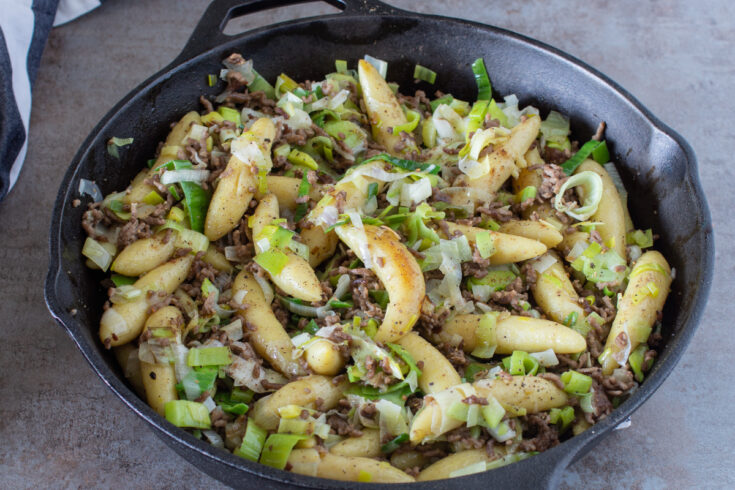 Herbstliche Pfanne mit Schupfnudeln, Lauch und Hackfleisch