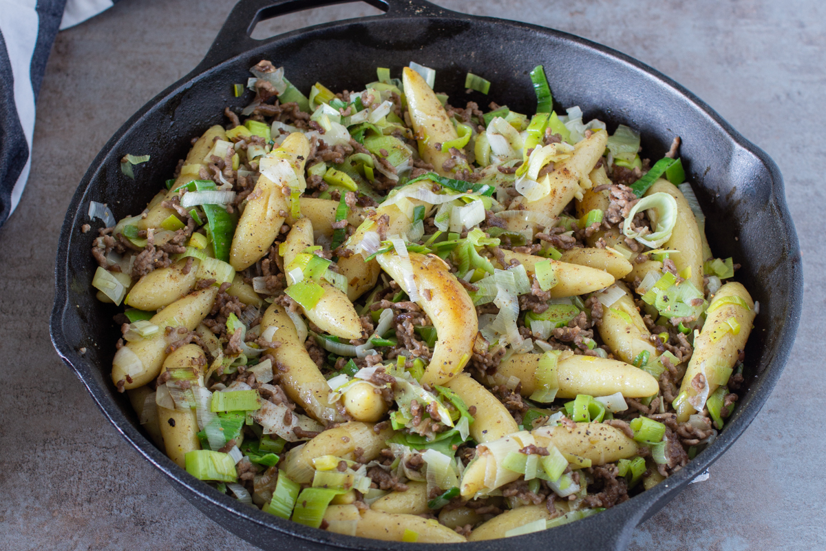 Schupfnudel-Pfanne mit Hack und Lauch - LieberBacken