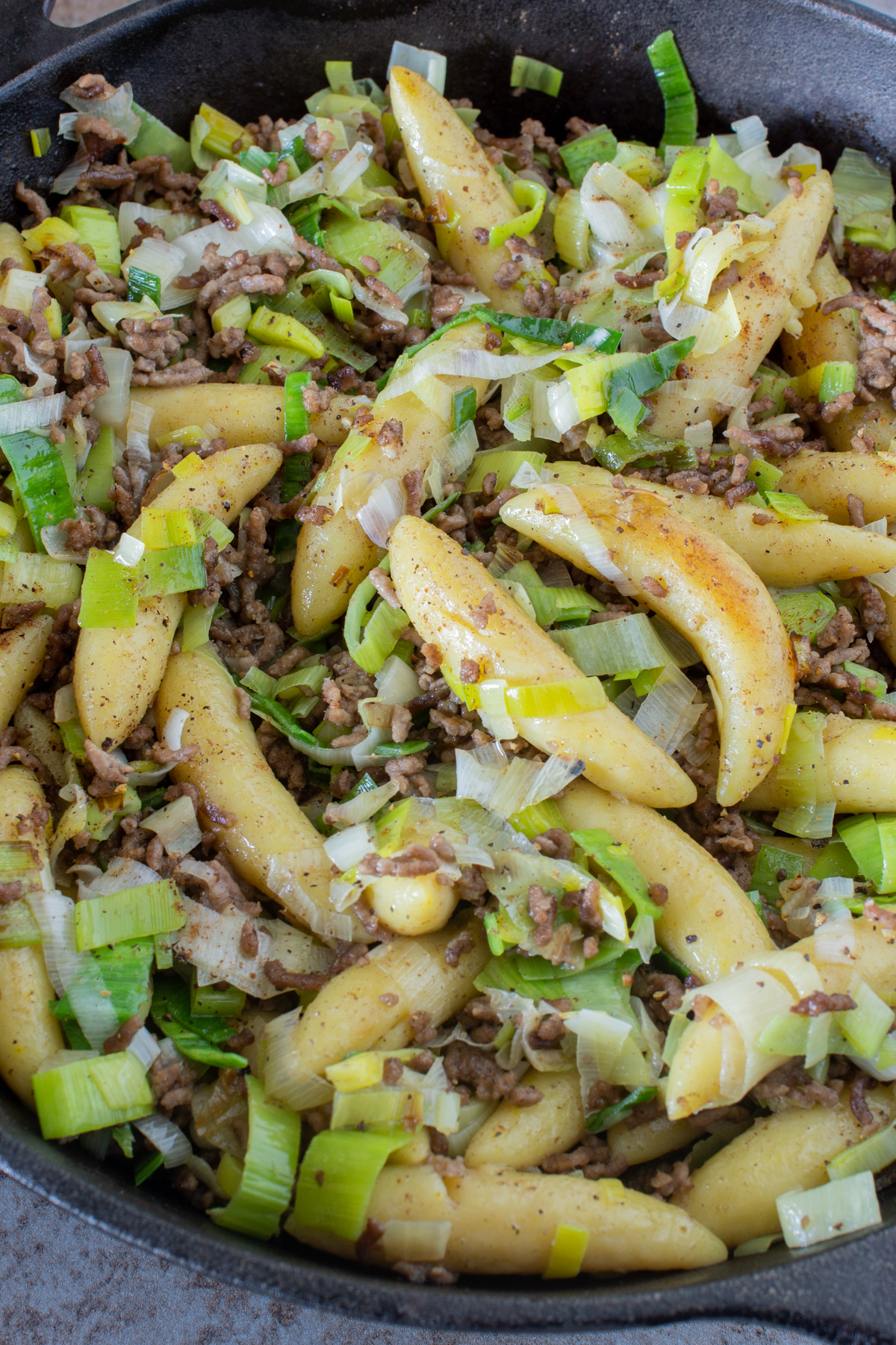 Schupfnudelpfanne mit Faschiertem und Poree