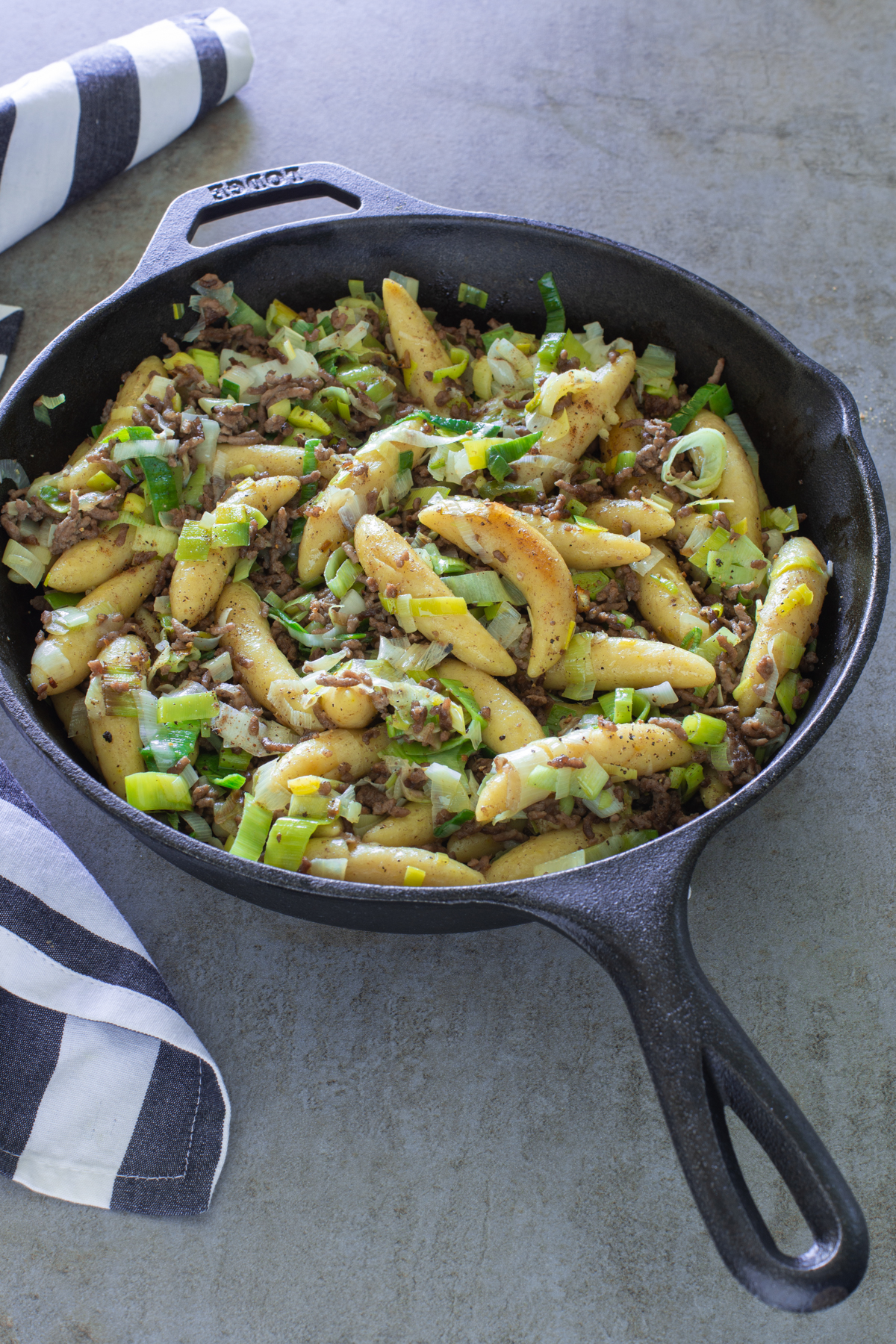 Schupfnudelpfanne mit Hackfleisch und Lauch