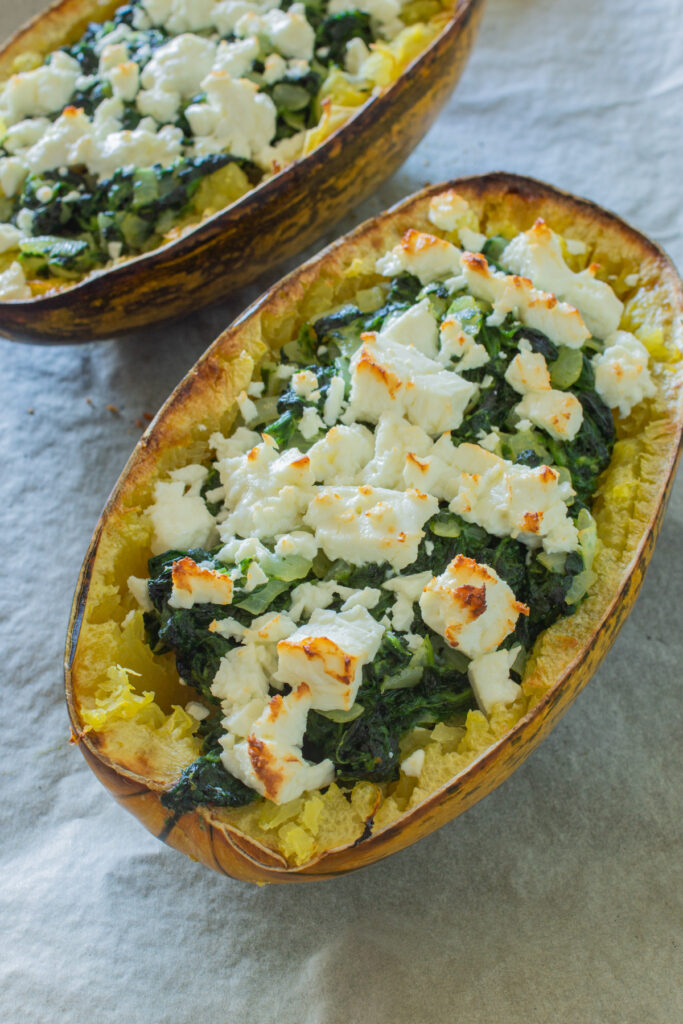 Spaghettikürbis mit Spinat und Feta - LieberBacken