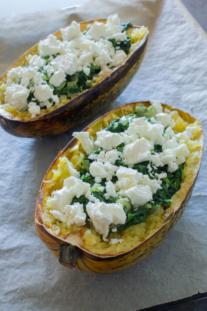 Spaghettikürbis mit Spinat und Feta - LieberBacken