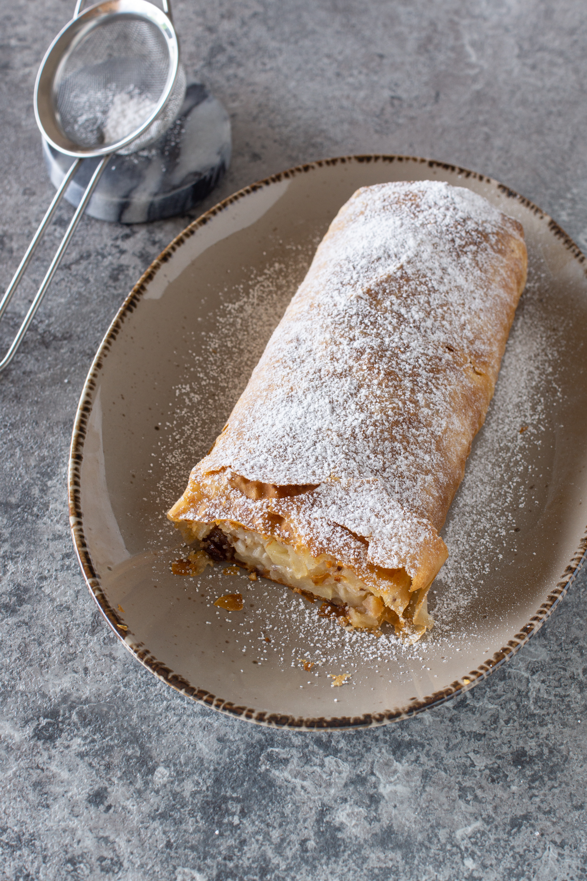 Angeschnittener Apfelstrudel