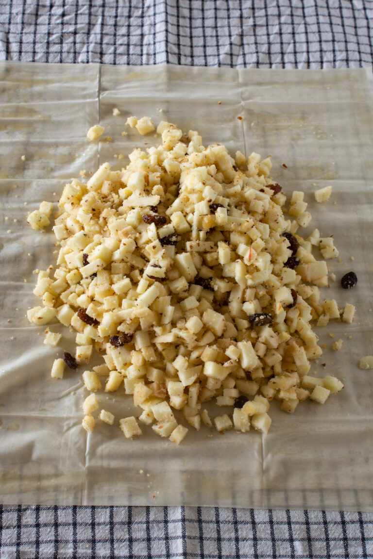 Saftiger Apfelstrudel | Rezept mit Strudelblättern - LieberBacken