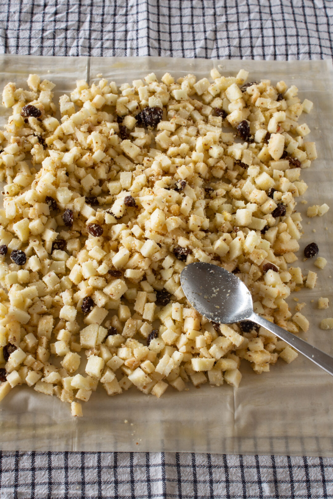 Saftiger Apfelstrudel | Rezept mit Strudelblättern - LieberBacken