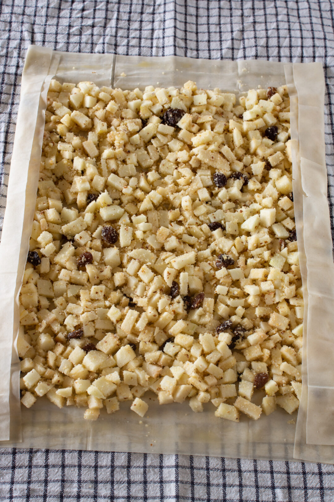 Saftiger Apfelstrudel | Rezept mit Strudelblättern - LieberBacken