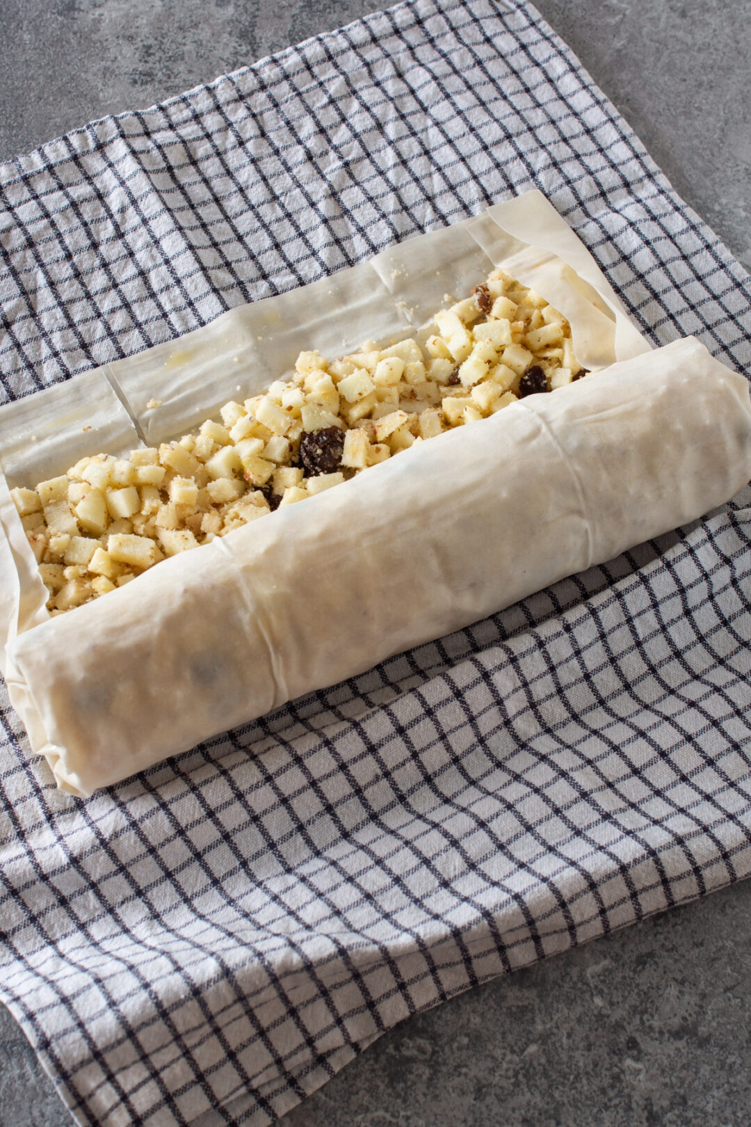 Saftiger Apfelstrudel | Rezept mit Strudelblättern - LieberBacken