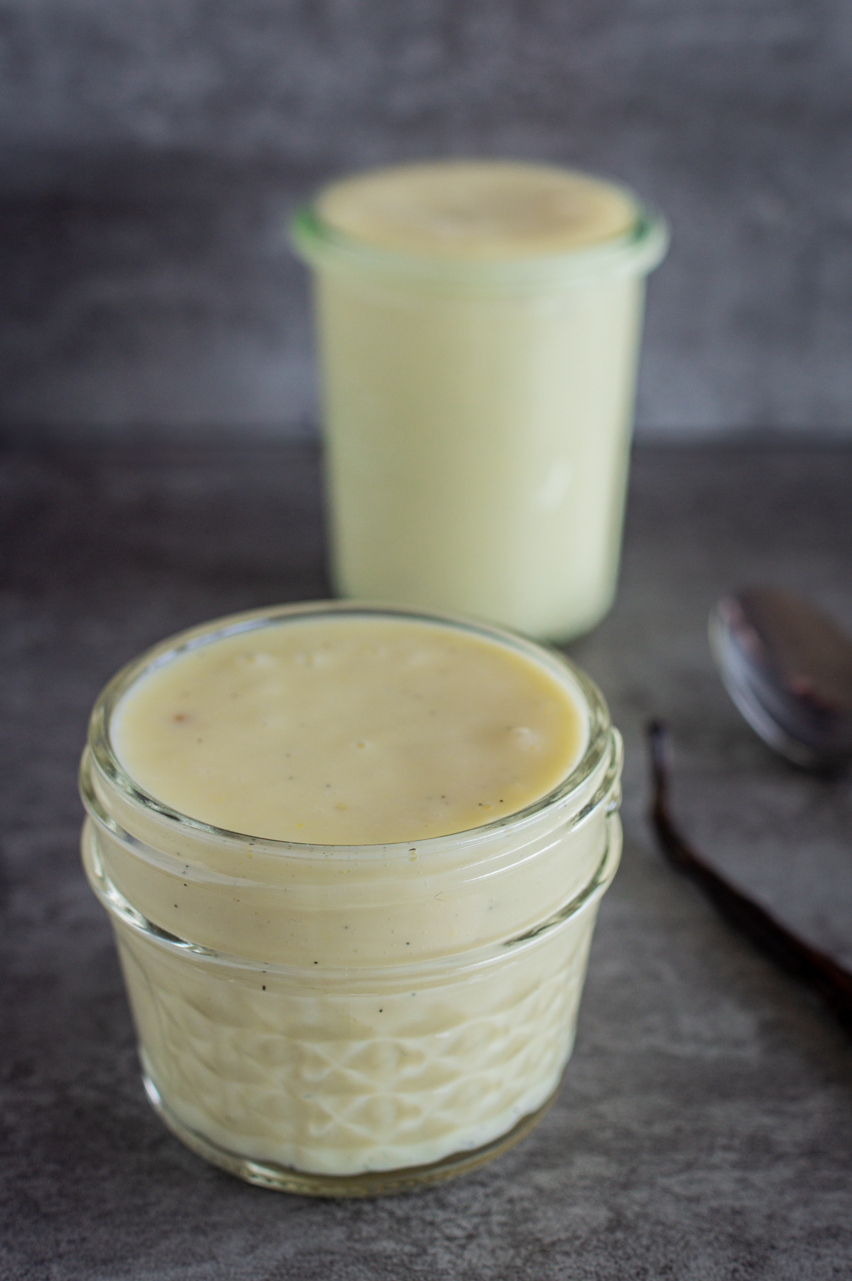 Vanillesauce mit Milch, Stärke, etwas Zucker und einer Vanilleschote selber machen