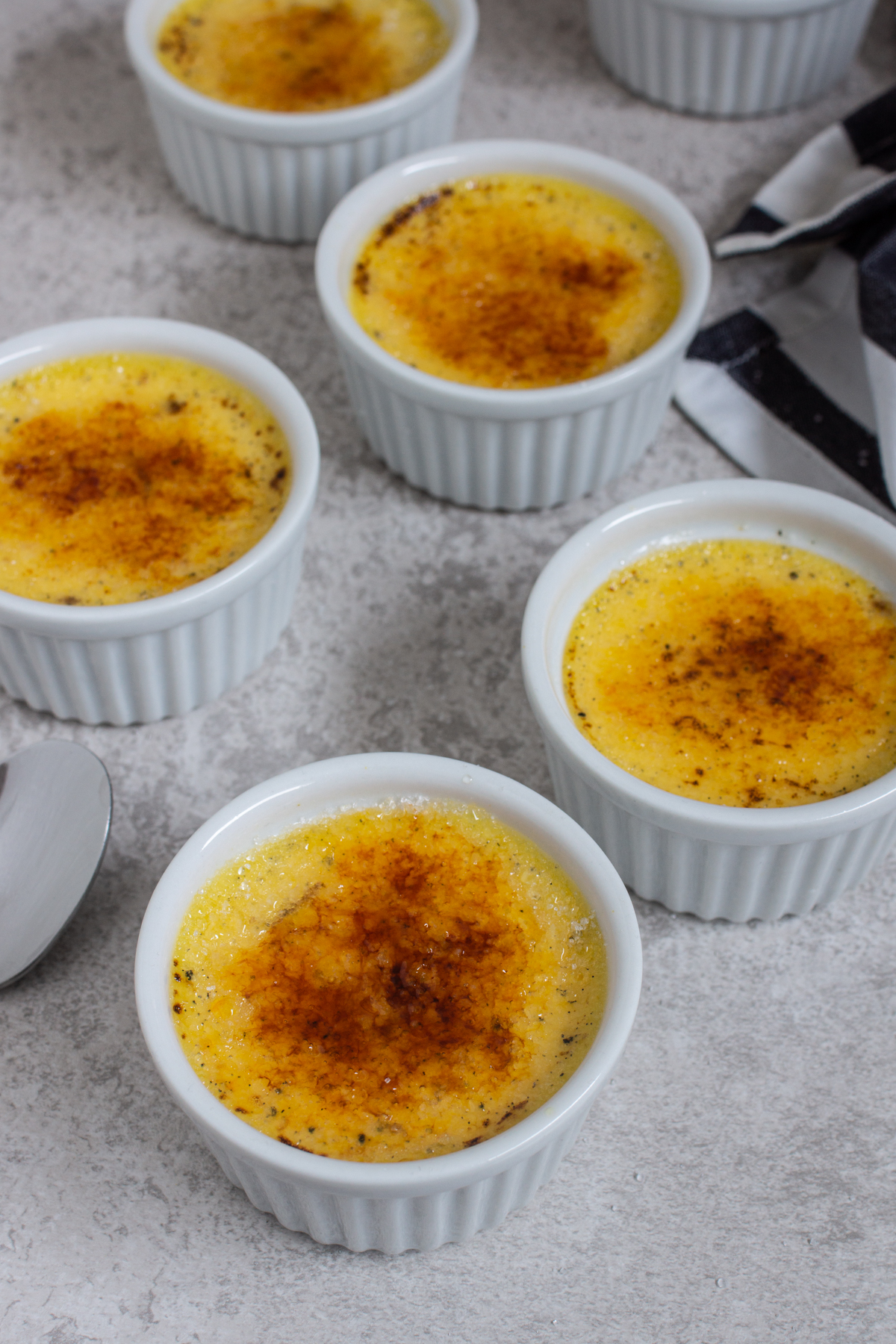 Crème brûlée mit Milch und Sahne