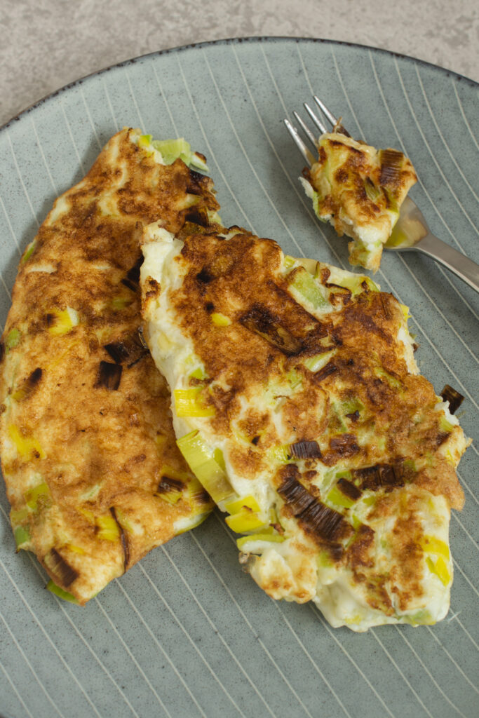 Eiweiß verwerten | Eiweiß-Omelett mit Lauch und Käse - LieberBacken