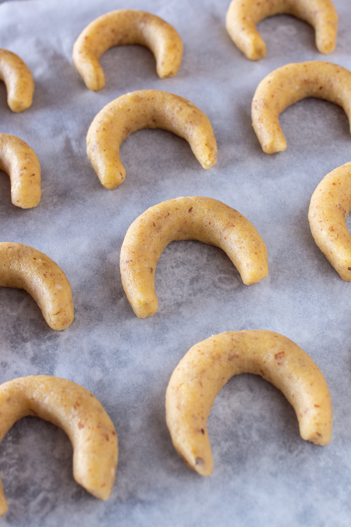 Mandelkipferl formen; dann backen