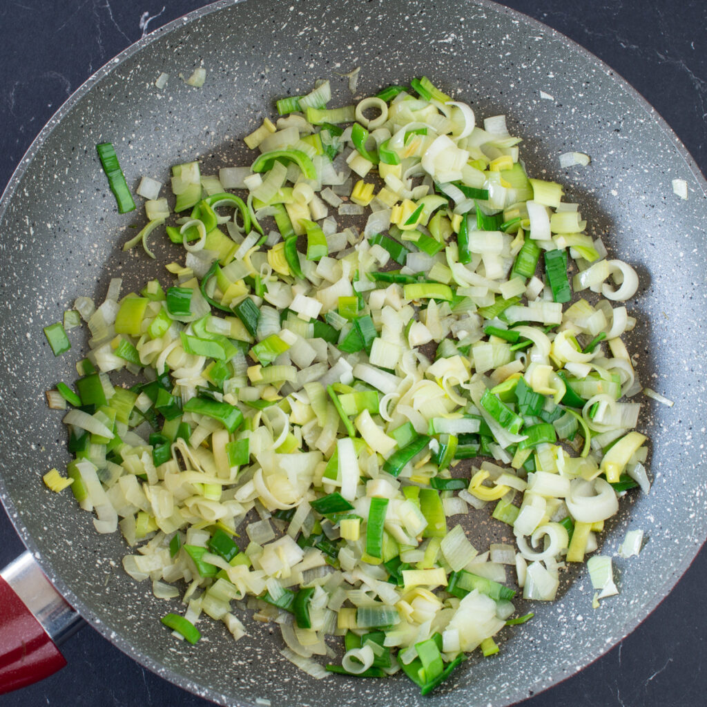 Lauch, Zwiebeln und Knoblauch andünsten