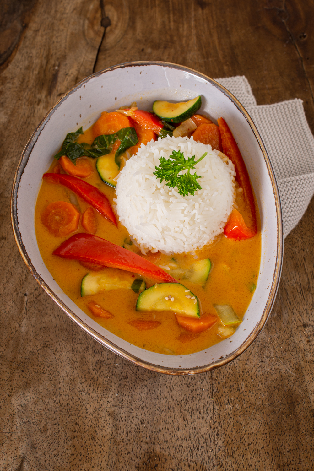 Wärmendes Curry mit Zitronengras und Paprika