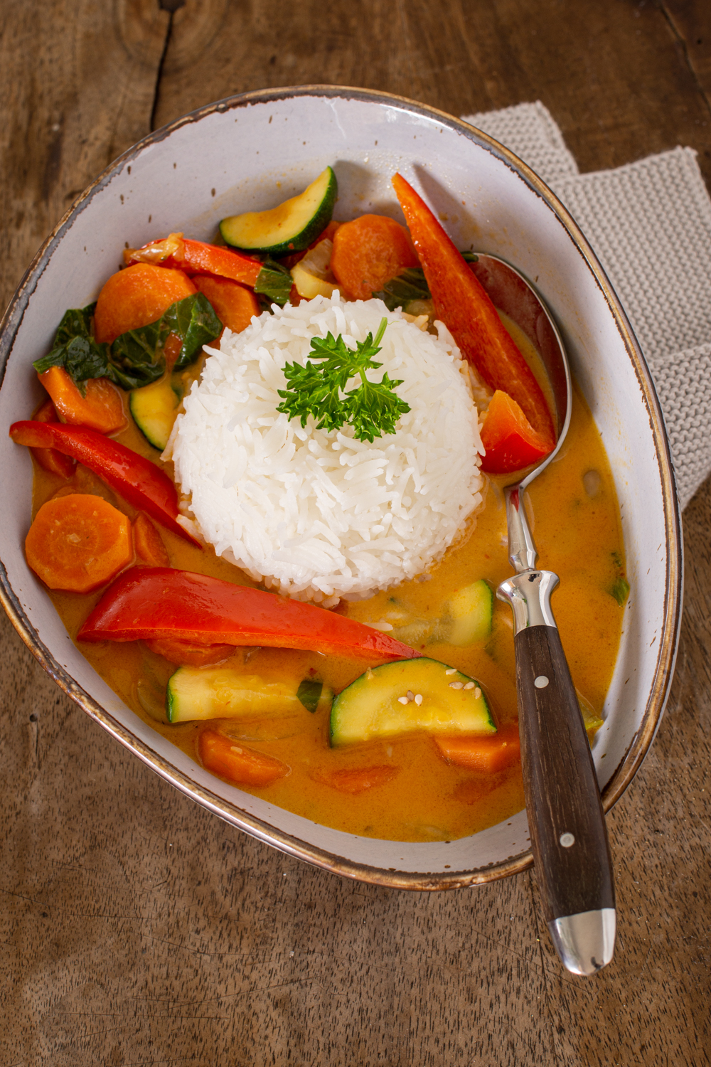 Scharfes Curry mit Zitronengras und Zucchini