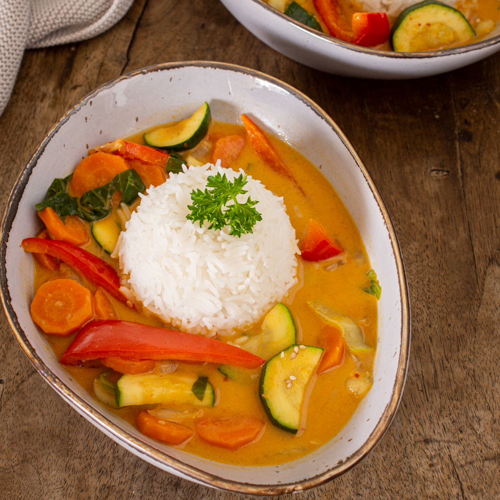 Würzig und scharf: Zitronengras Curry mit Kokosmilch und viel Gemüse