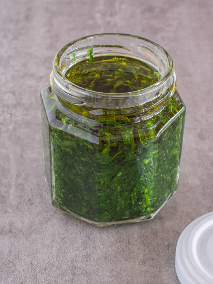Einfaches Zitronenmelissen-Pesto - LieberBacken Einfaches Zitronenmelissen-Pesto - LieberBacken