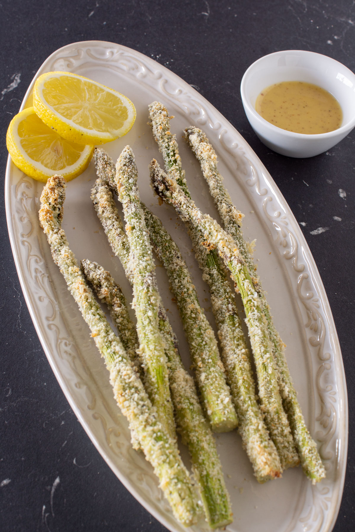 Knuspriger grüner Spargel mit Parmesan und Semmelbröseln