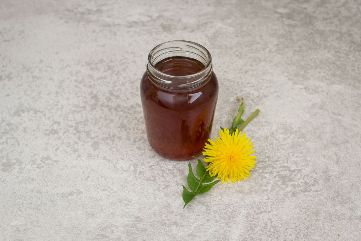 Selbst gemachter Honig (mit Löwenzahnblüten)