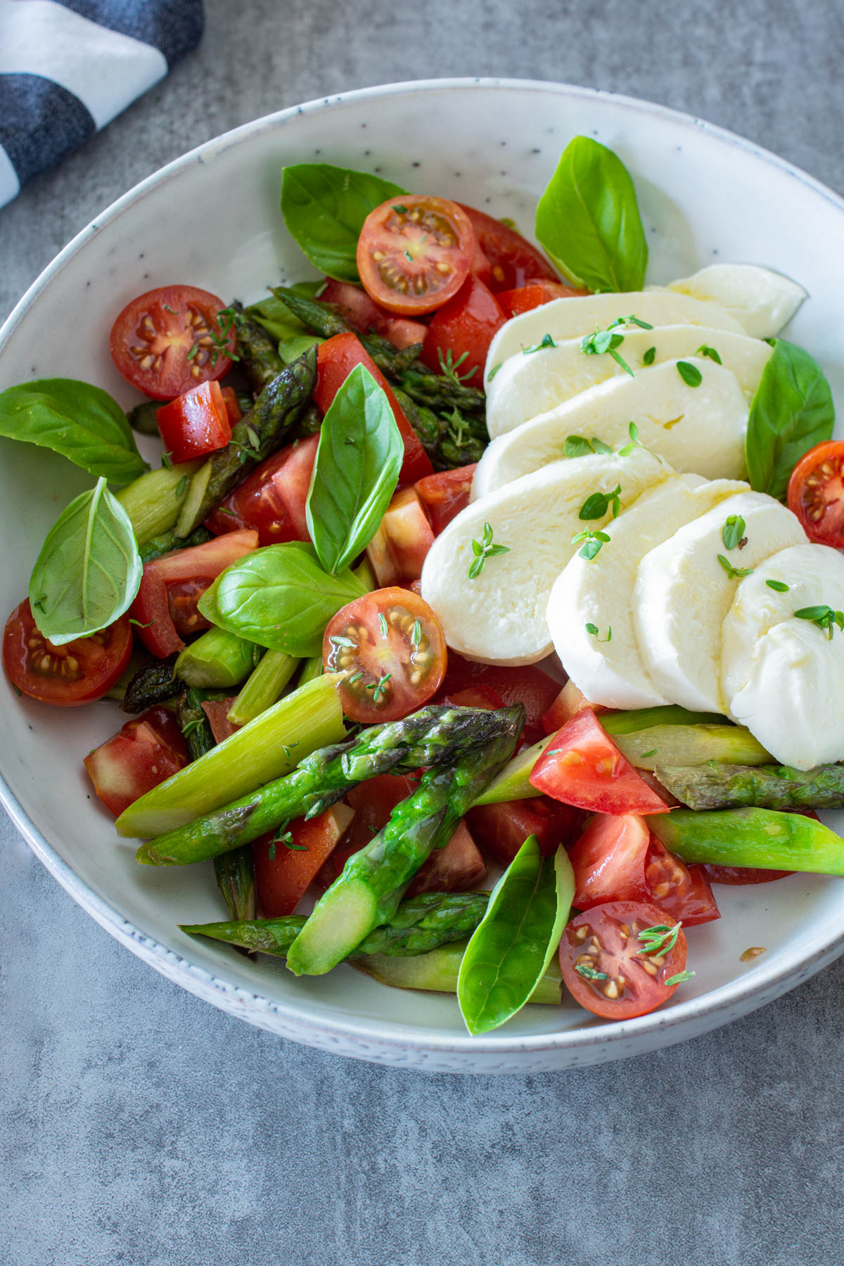 Schneller Salat mit gebratenem Spargel.