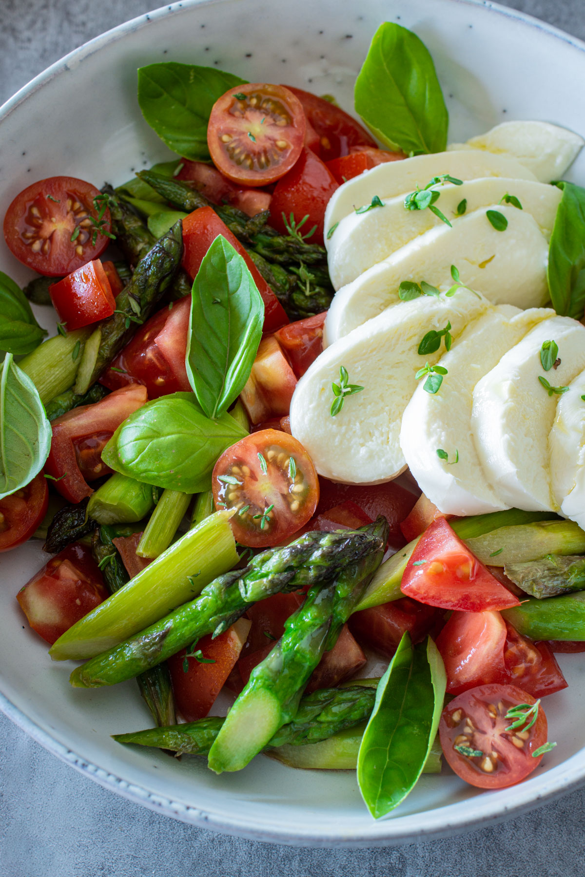 Spargelsalat mit Tomaten und Mozzarella.