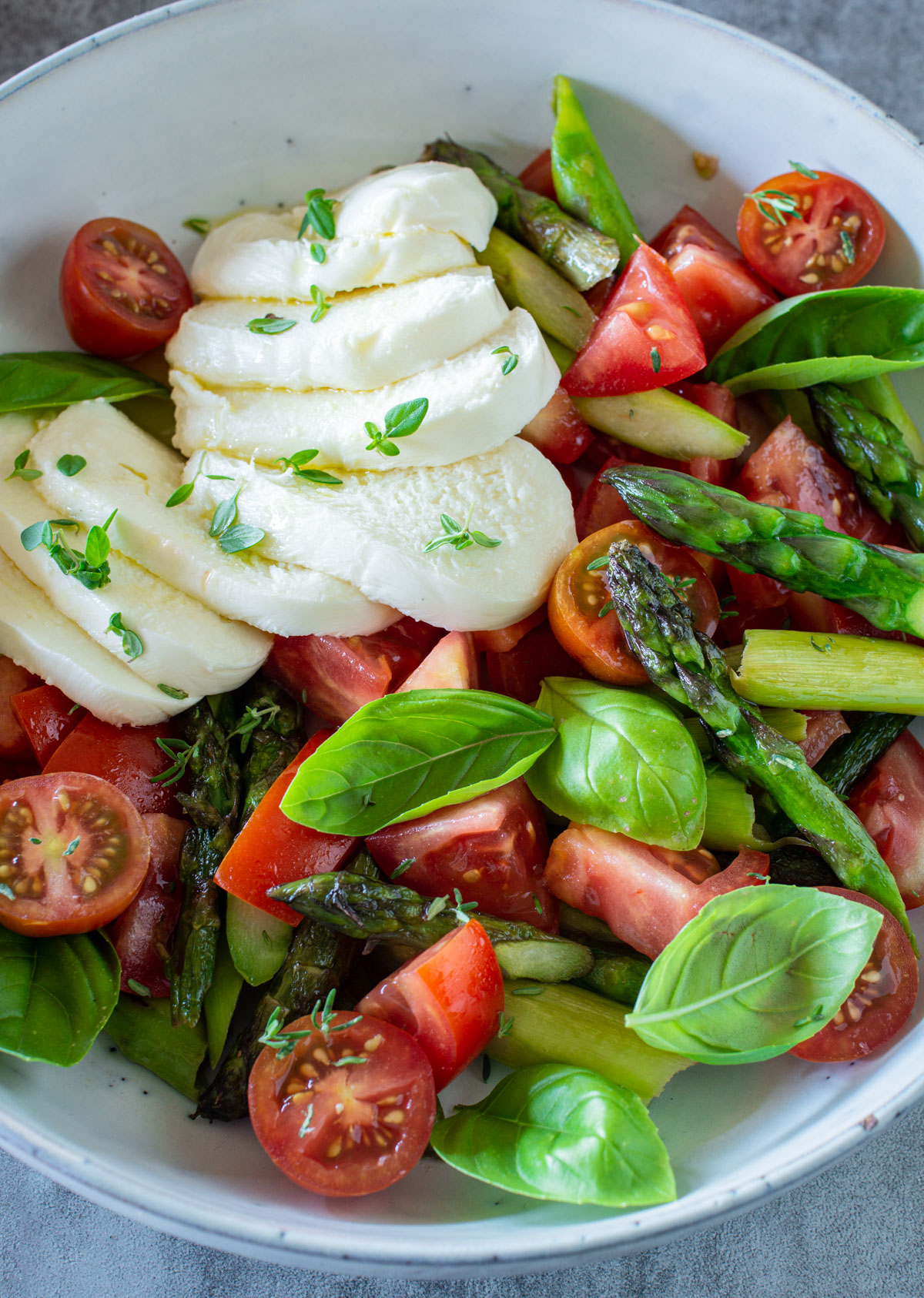 Sommerlicher Salat mit grünem Spargel.