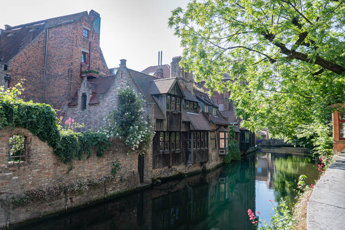 Kanal in Brügge mit Erkern